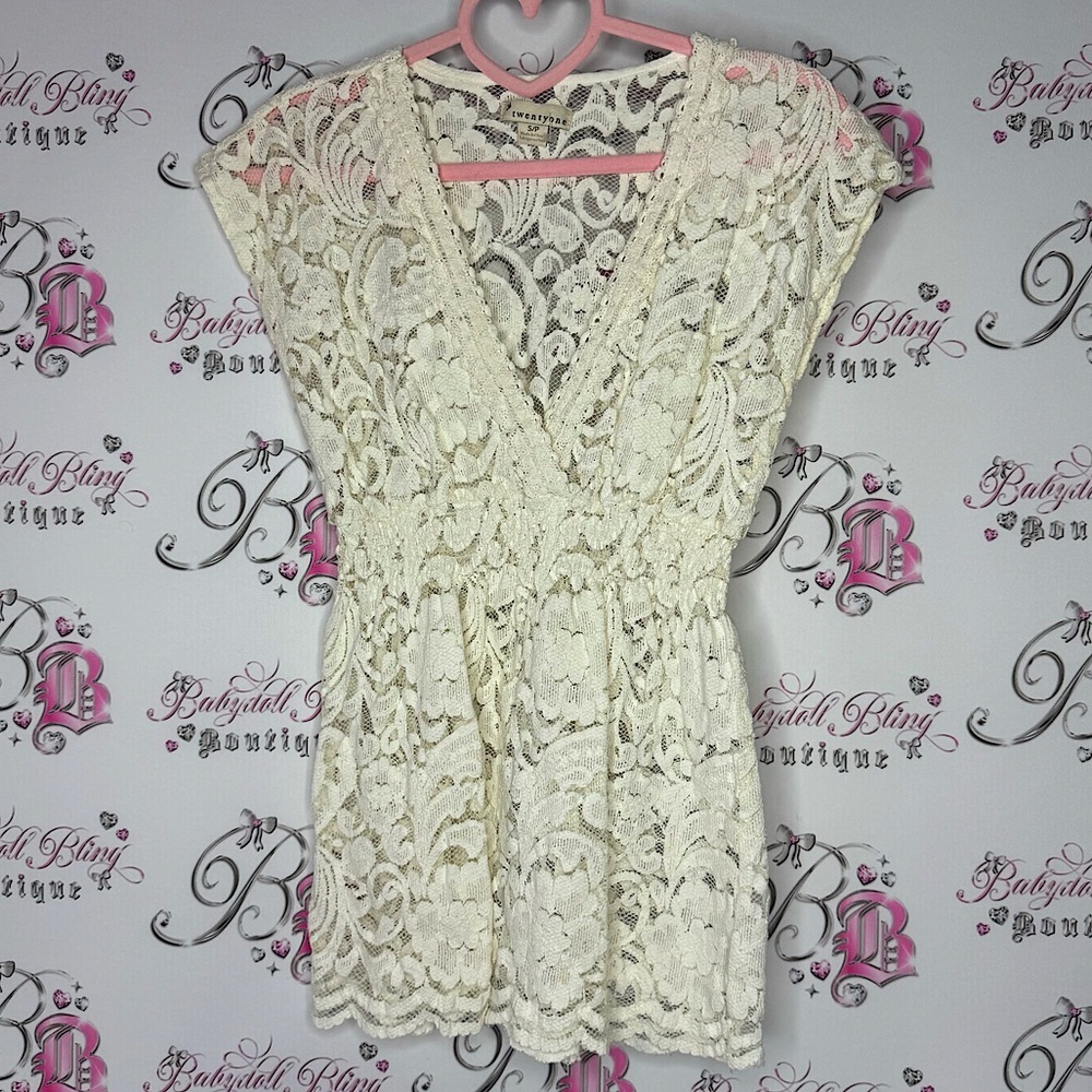 Twentyone top lace blouse floral white cream boho cute Vneck shirt boho